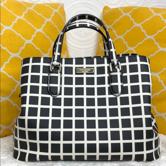 kate spade Handbags - 🌸OFFERS?🌸Kate Spade All Leather Black/White Bag